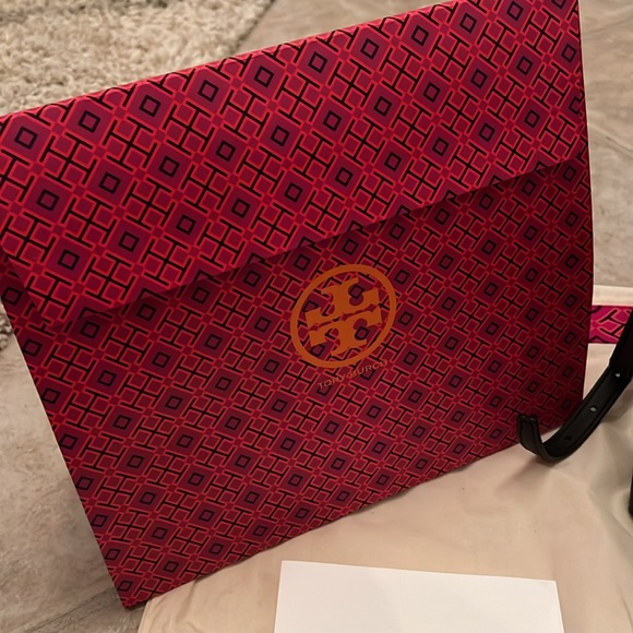 ❤️👜TORY BURCH❤️👜 Block-T Embossed Mini Tote - Picture 6 of 14